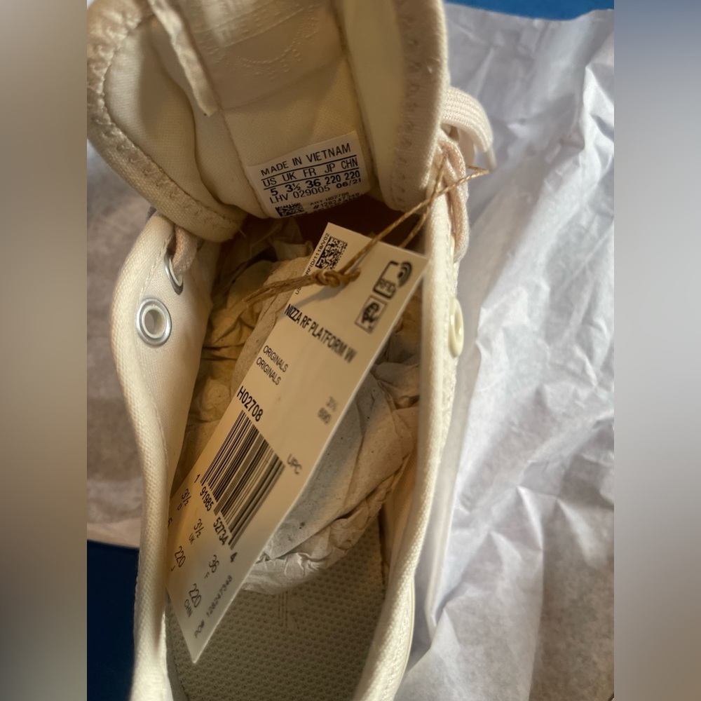 Adidas, cream nizza RF Platform W, size 5US